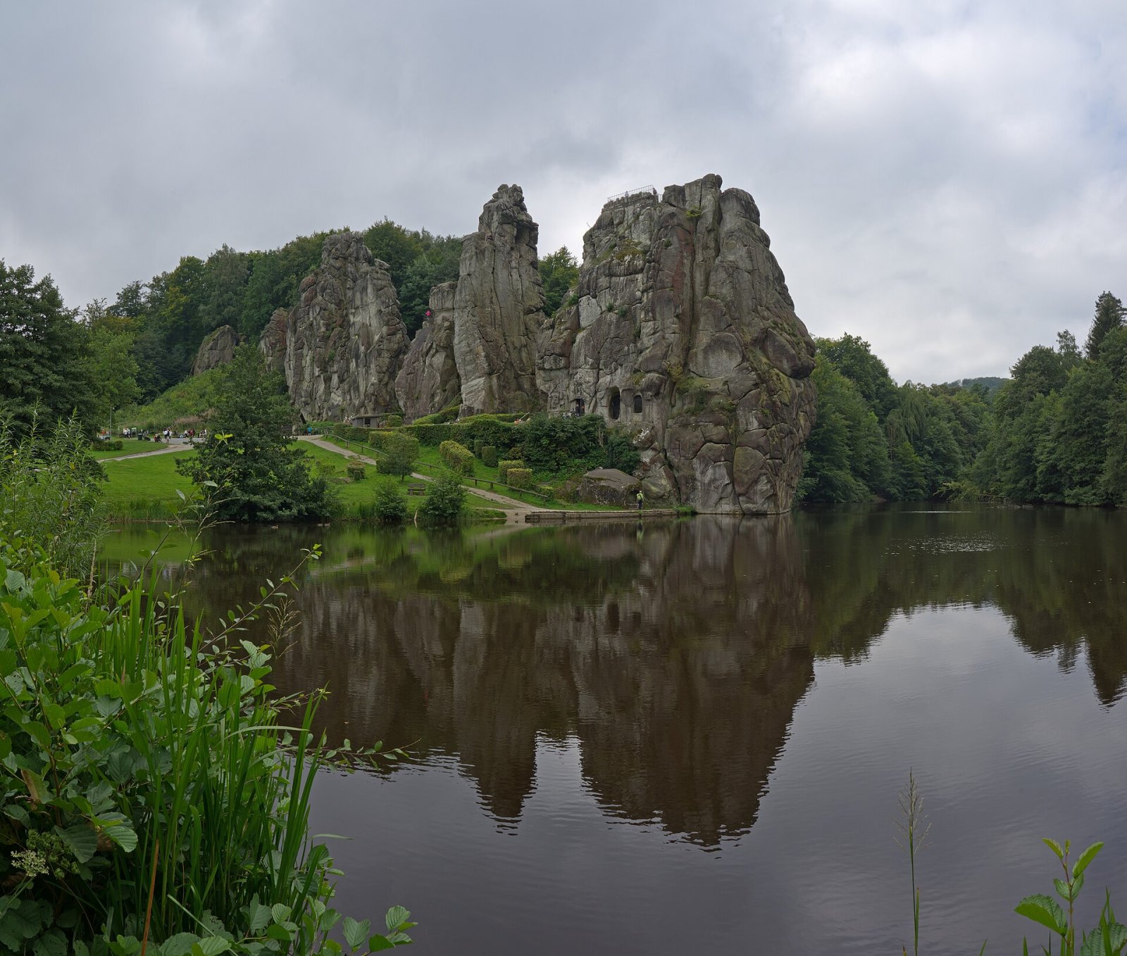 Explorando os Externsteine: Uma Viagem pela História da Alemanha - Horn-Bad Meinberg | Secret World Trip Planner