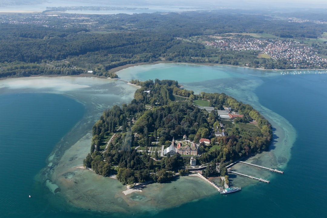 探索梅瑙岛：博登湖上的自然天堂 - Konstanz | Secret World Trip Planner