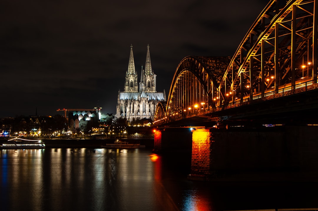 쾰른 대성당: 역사와 건축의 걸작 - Köln | Secret World Trip Planner