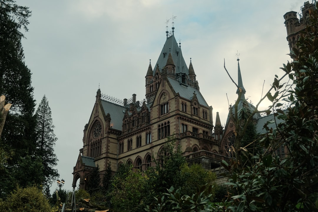 Drachenfels: Un Viaggio nella Storia e nella Bellezza Naturale - Bonn | Secret World Trip Planner