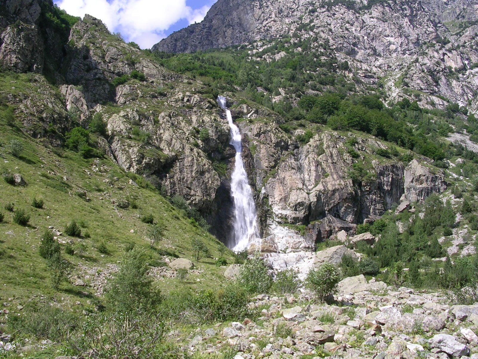 Scopri la Cascade de la Pisse: un gioiello naturale in Francia - Entraigues | Secret World Trip Planner