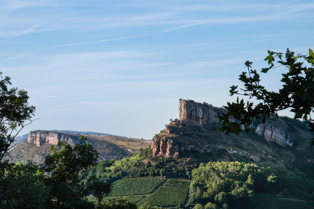 Roche de Solutré : un bijou naturel en Bourgogne - Donzy-le-Pertuis | Secret World Trip Planner