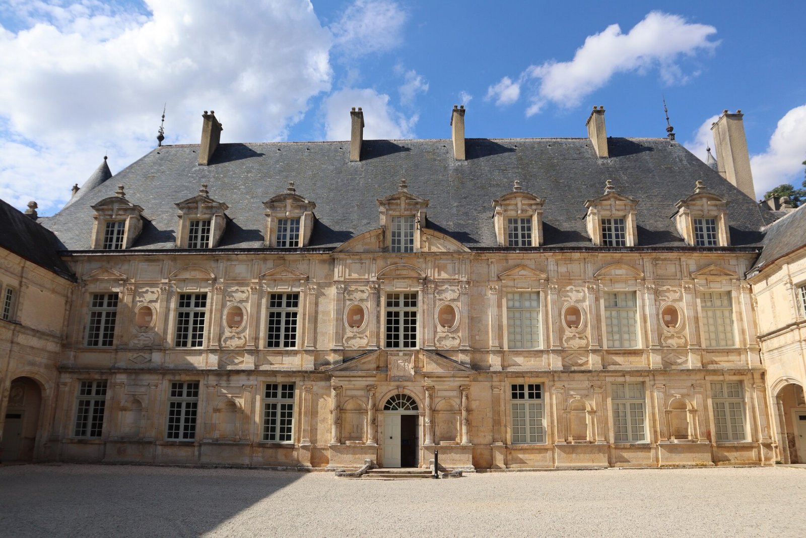 Descubre el Encanto del Château de Bussy-Rabutin en Francia - Hauteroche | Secret World Trip Planner