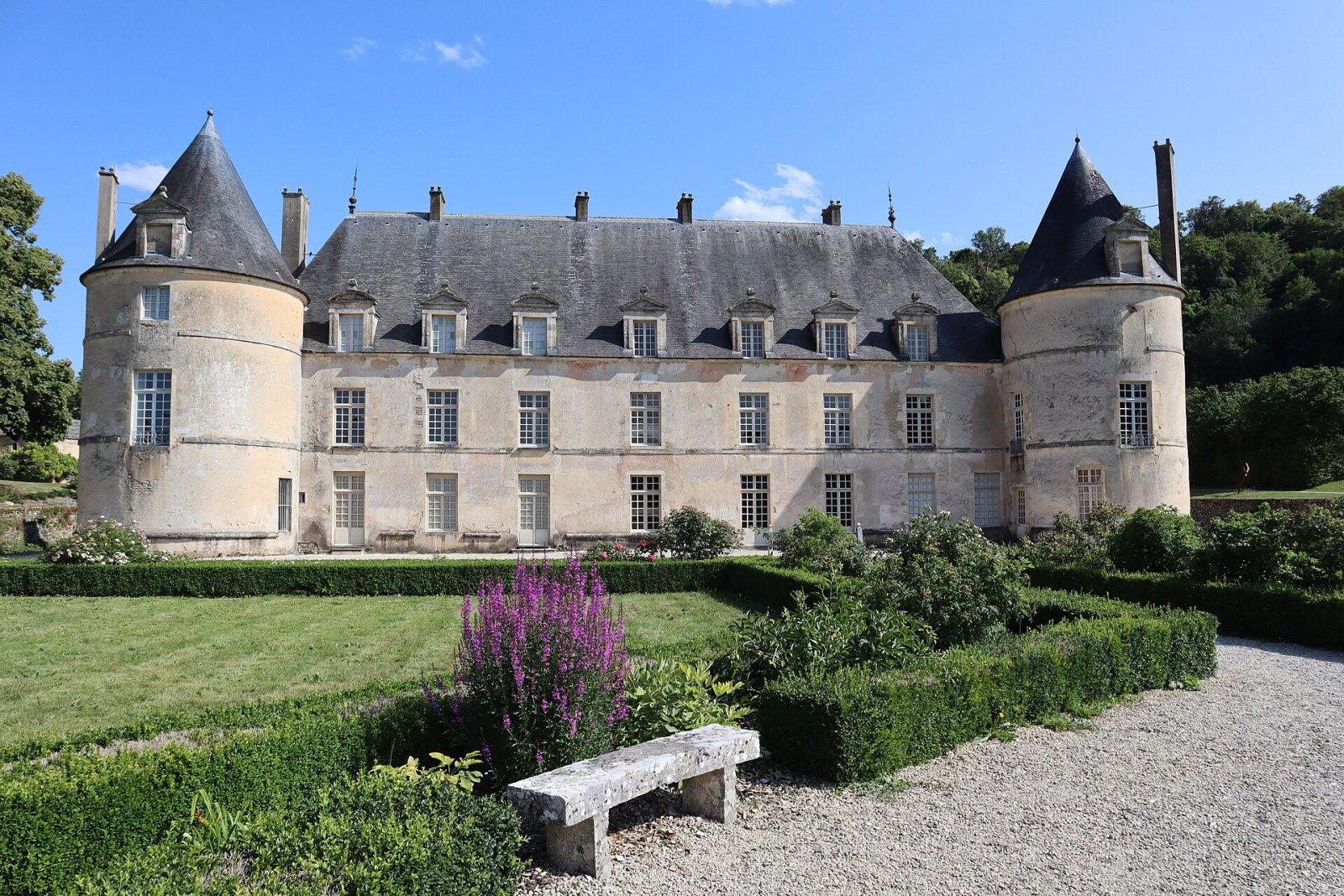 Descubra o Encanto do Château de Bussy-Rabutin na França - Hauteroche | Secret World Trip Planner