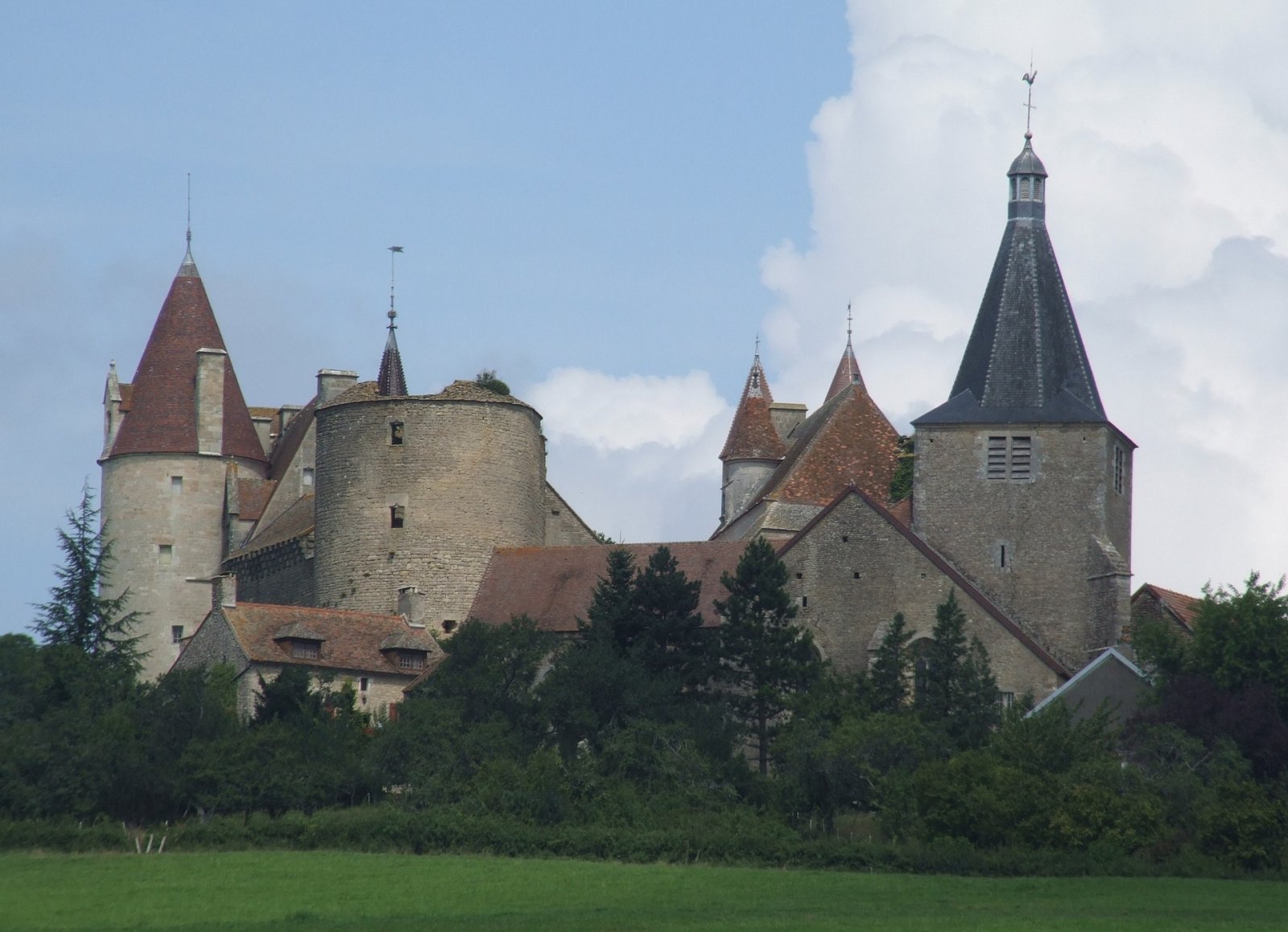 探索法国勃艮第的沙特诺夫城堡魅力 - Vandenesse-en-Auxois | Secret World Trip Planner