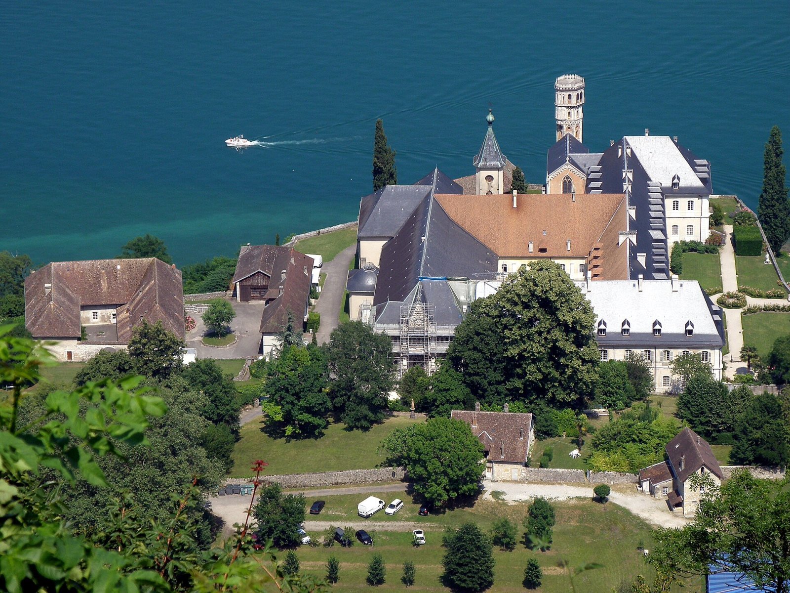 Descubra a Abbaye d'Hautecombe: um tesouro cultural na França - Saint-Pierre-de-Curtille | Secret World Trip Planner