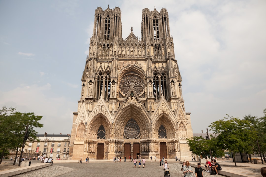 Besuchen Sie die majestätische Cathédrale de Reims: ein gotisches Meisterwerk - Reims | Secret World Trip Planner