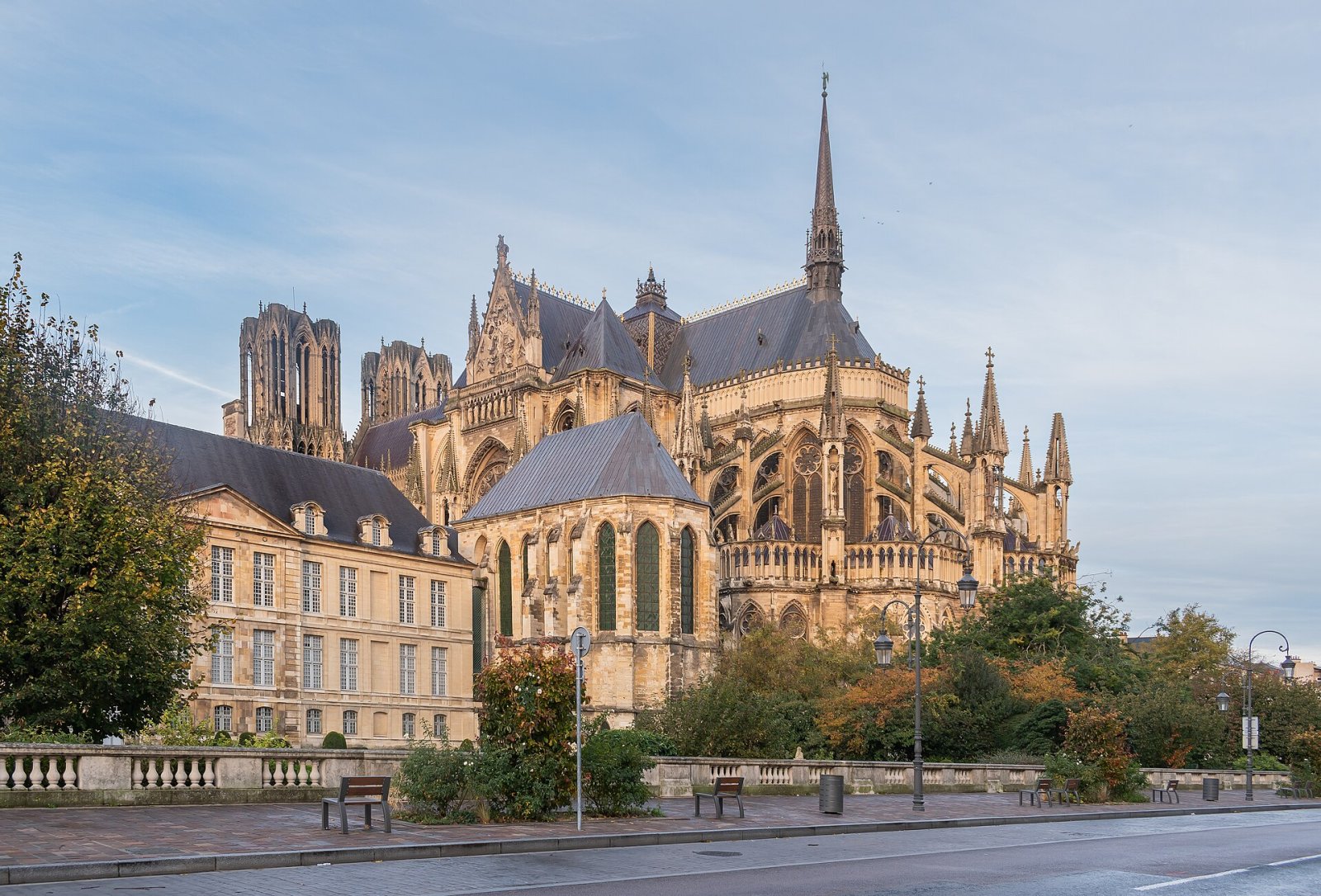 Visitez la majestueuse Cathédrale de Reims : un chef-d'œuvre gothique - Reims | Secret World Trip Planner