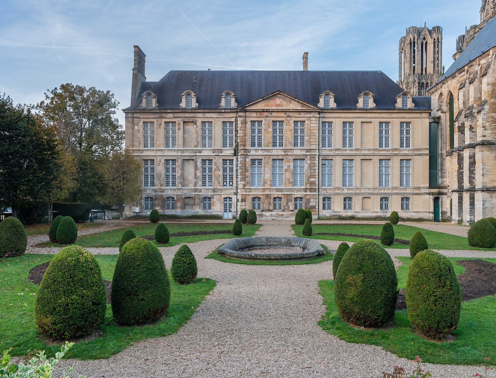 Entdecken Sie den Palais du Tau in Reims: Geschichte und Schönheit - Reims | Secret World Trip Planner