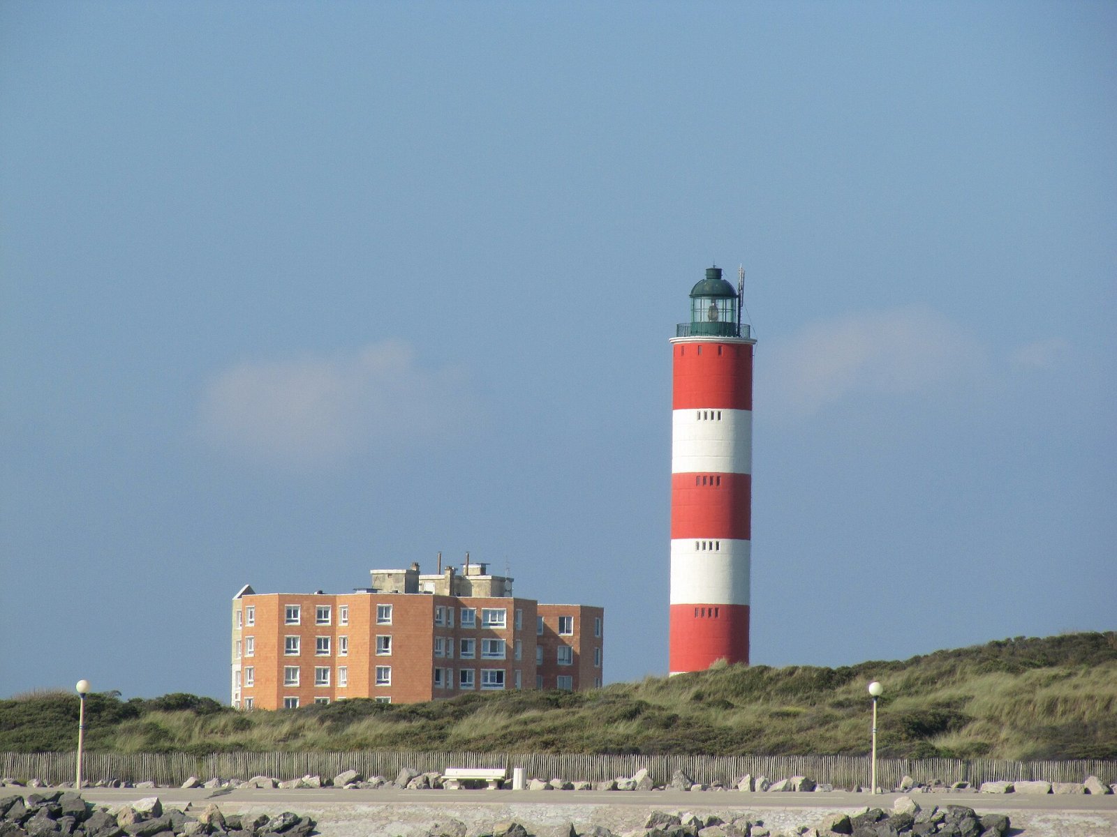 Explorer le Phare de Calais : Un Voyage entre Histoire et Mer - Calais | Secret World Trip Planner