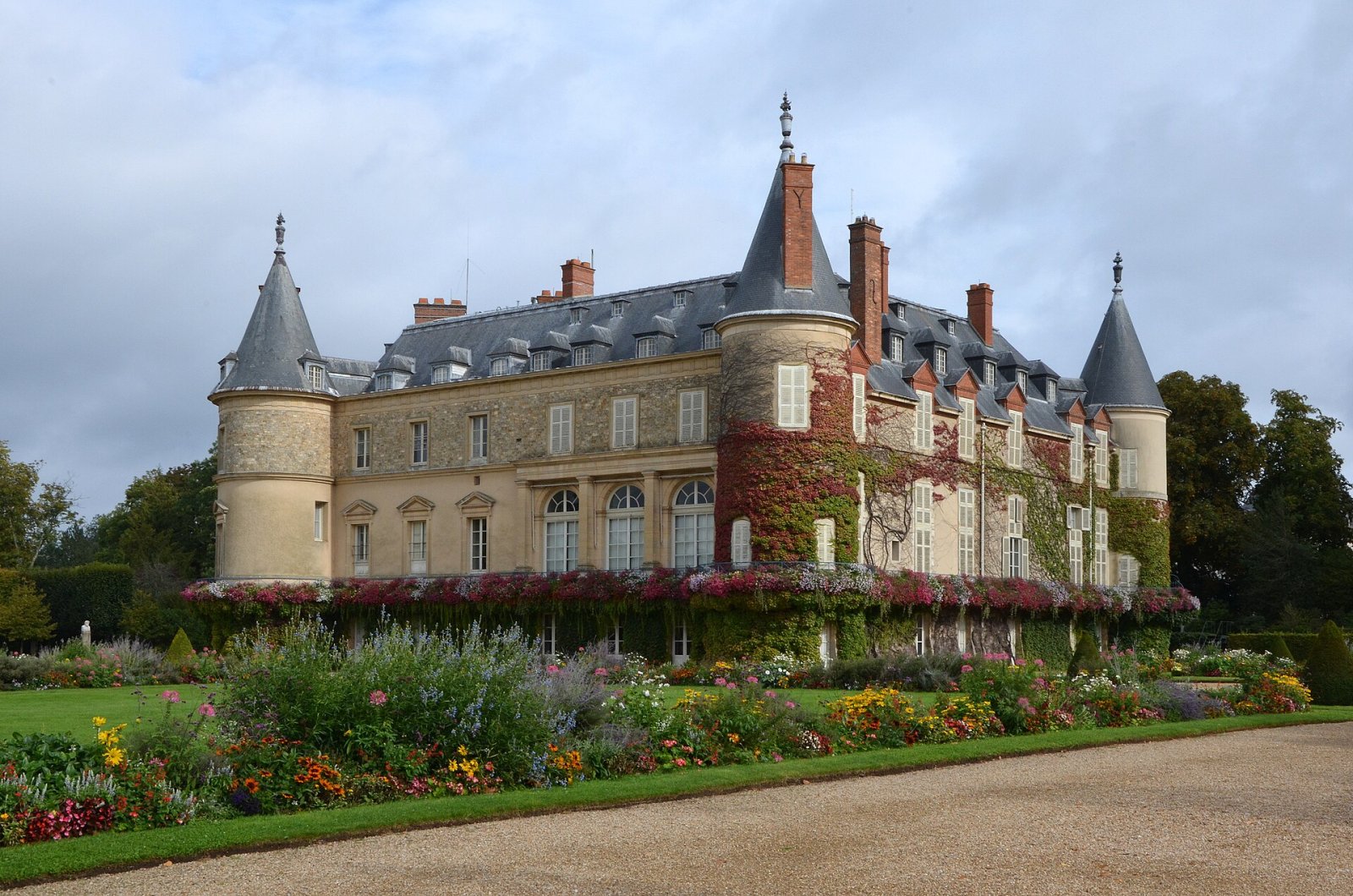 Discovering the Château de Rambouillet: History and Beauty - Rambouillet | Secret World Trip Planner