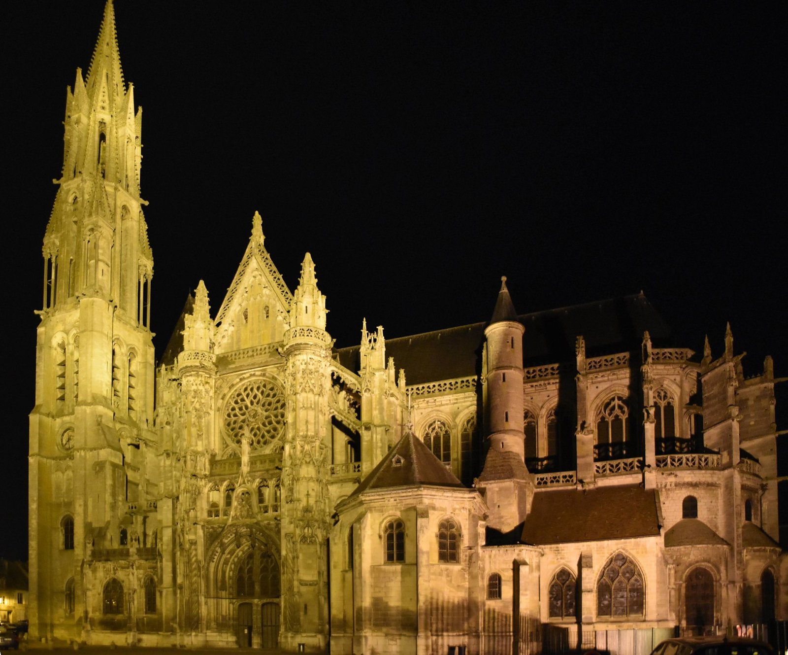 Entdecken Sie die Cathédrale de Senlis: ein Juwel der Île-de-France - Senlis | Secret World Trip Planner