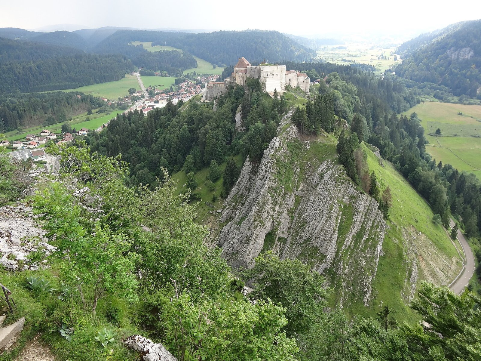 Château de Joux: Eine Reise in die Geschichte der Bourgogne-Franche-Comté - La Cluse-et-Mijoux | Secret World Trip Planner