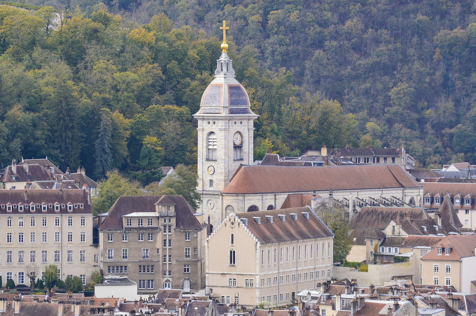探索宏伟的贝桑松圣让大教堂 - Besançon | Secret World Trip Planner