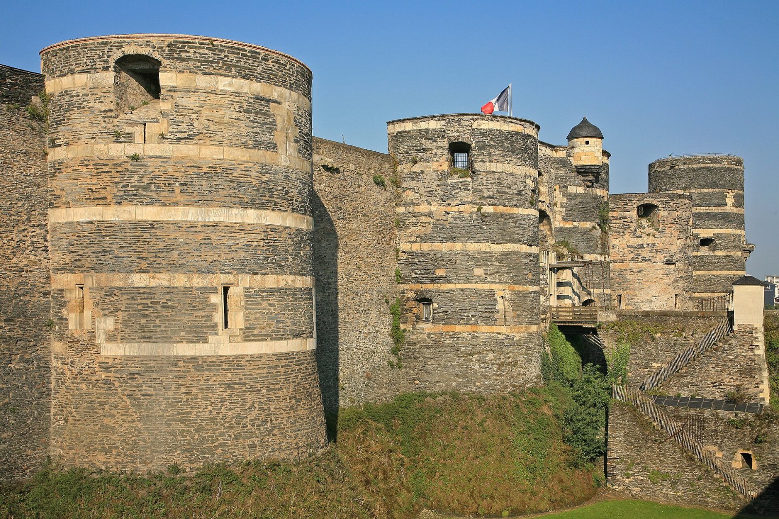 Découvrez le charme du Château d'Angers dans la Vallée de la Loire - Semblançay | Secret World Trip Planner