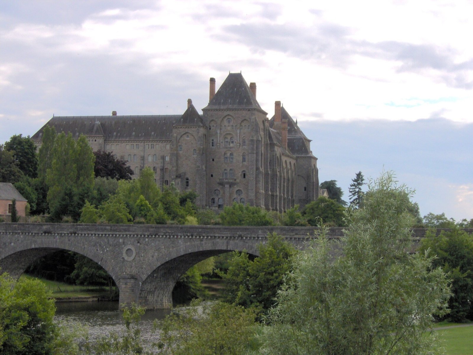 Découvrez l'Abbaye de Solesmes : un joyau du Pays de la Loire - Saint-Mars-d'Outillé | Secret World Trip Planner