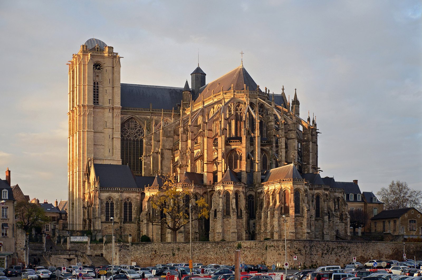 Scoprire la Cathédrale Saint-Julien du Mans: un tesoro culturale — Le Mans