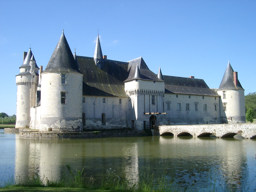 Entdecken Sie den Charme des Château du Plessis-Bourré in Frankreich - Saint-Aubin-le-Dépeint | Secret World Trip Planner