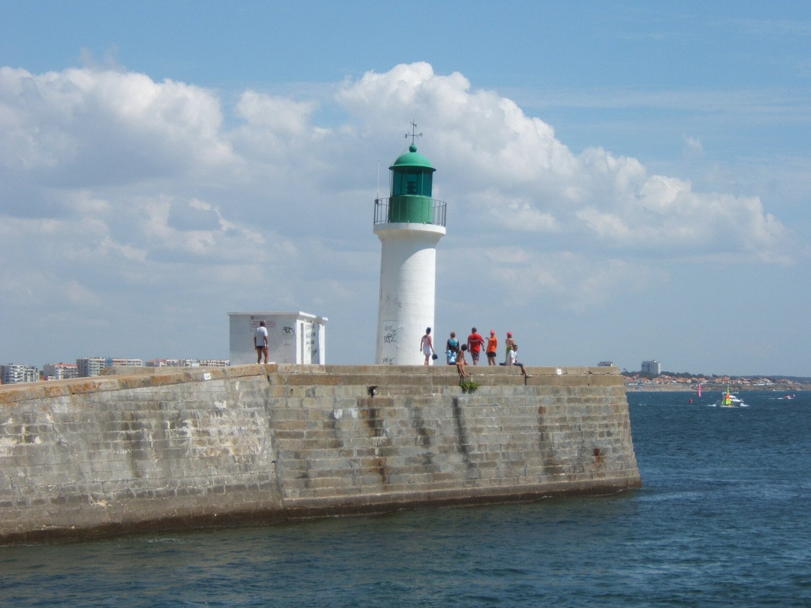 Scopri il Phare des Sables-d'Olonne: Luce e Storia in Francia - Montchevrier | Secret World Trip Planner