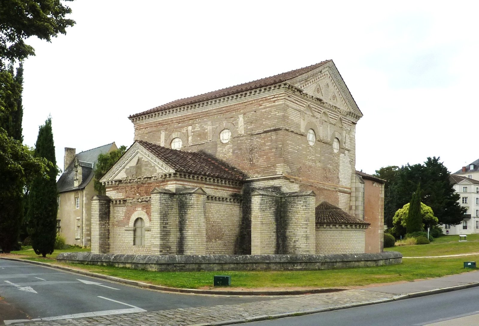 Découvrez le Baptistère Saint-Jean de Poitiers : Histoire et Beauté - Poitiers | Secret World Trip Planner