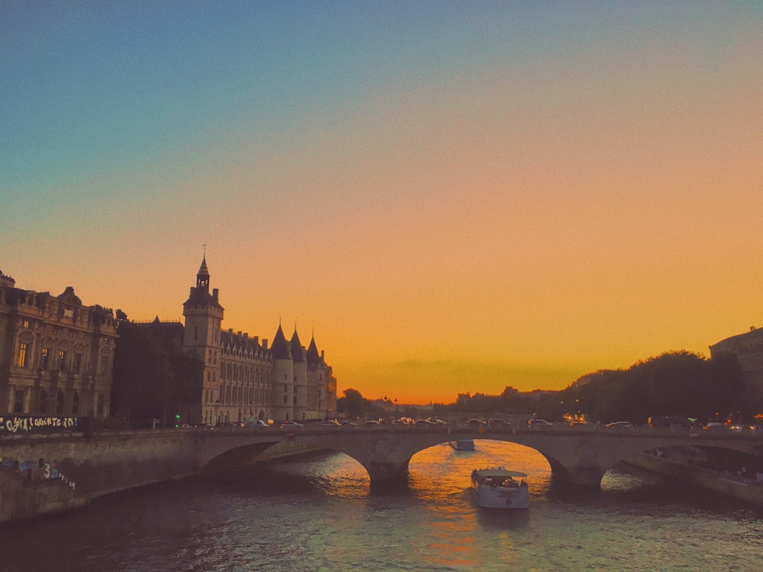 Консьержери: История и Красота Средневекового Парижа - Paris | Secret World Trip Planner