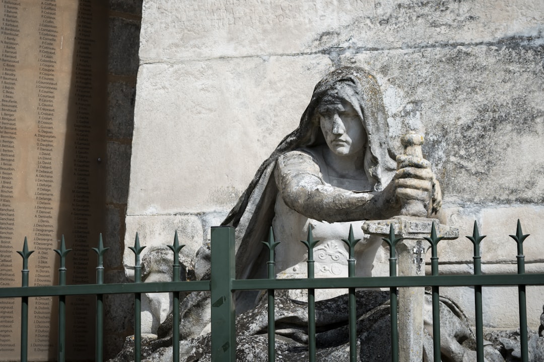 Scopri la Cathédrale Saint-Pierre d'Angoulême: un gioiello culturale - Angoulême | Secret World Trip Planner