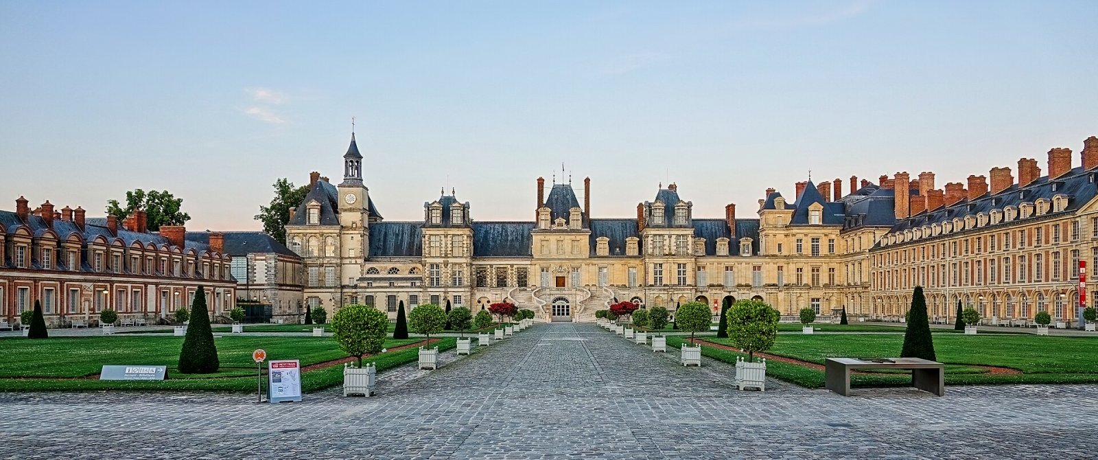 Scopri il Château de Fontainebleau: Storia e Bellezza - Fontainebleau | Secret World Trip Planner