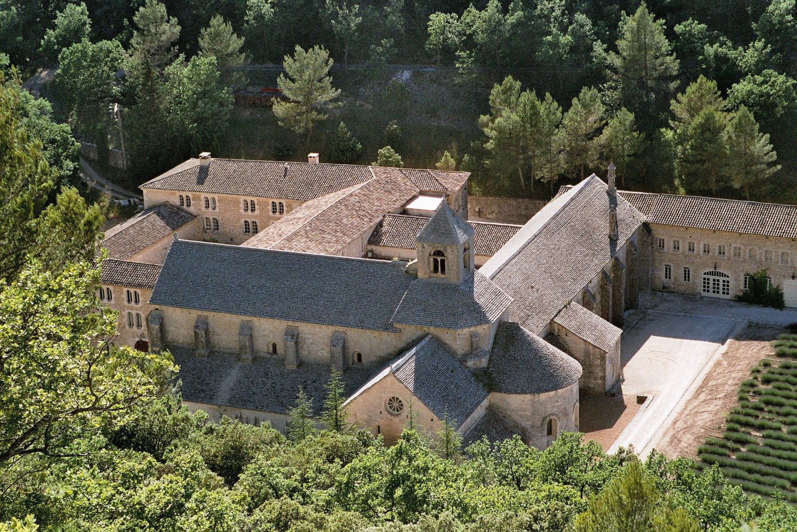 Scopri l'Abbaye de Sénanque: un gioiello della Provenza - Gordes | Secret World Trip Planner
