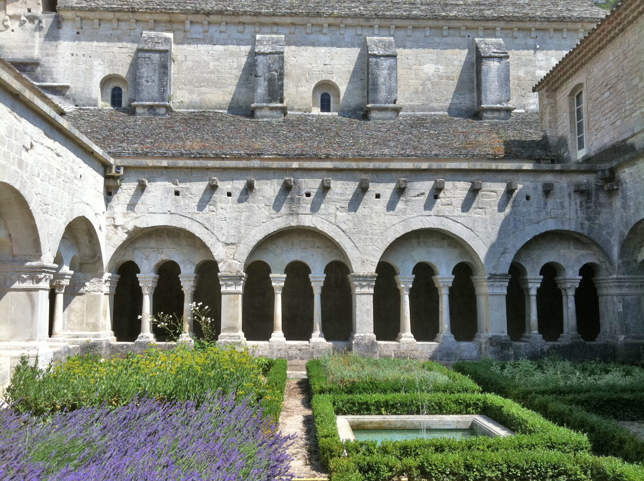 Entdecken Sie die Abbaye de Sénanque: ein Juwel der Provence - Gordes | Secret World Trip Planner