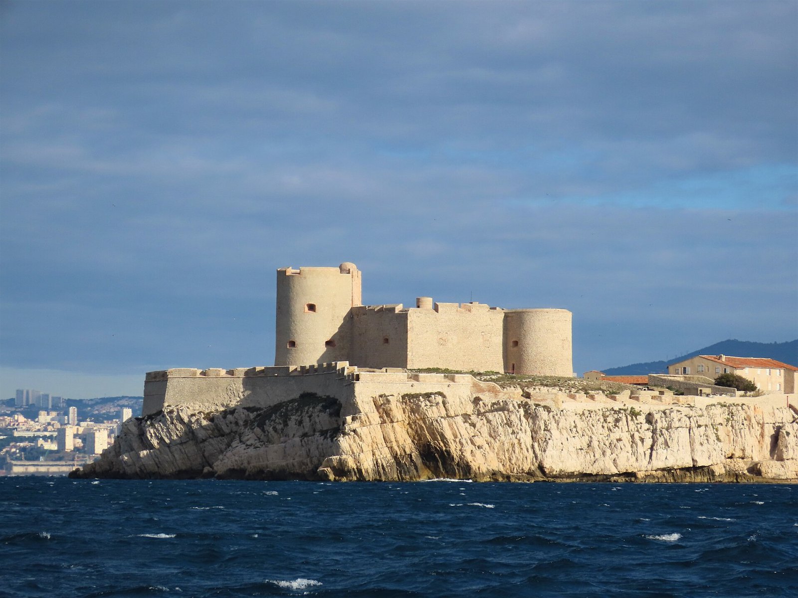 Découvrez le charme du Château d'If à Marseille - Marseille | Secret World Trip Planner