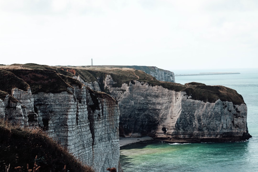 Descubre Étretat: los impresionantes acantilados de Normandía - Étretat | Secret World Trip Planner