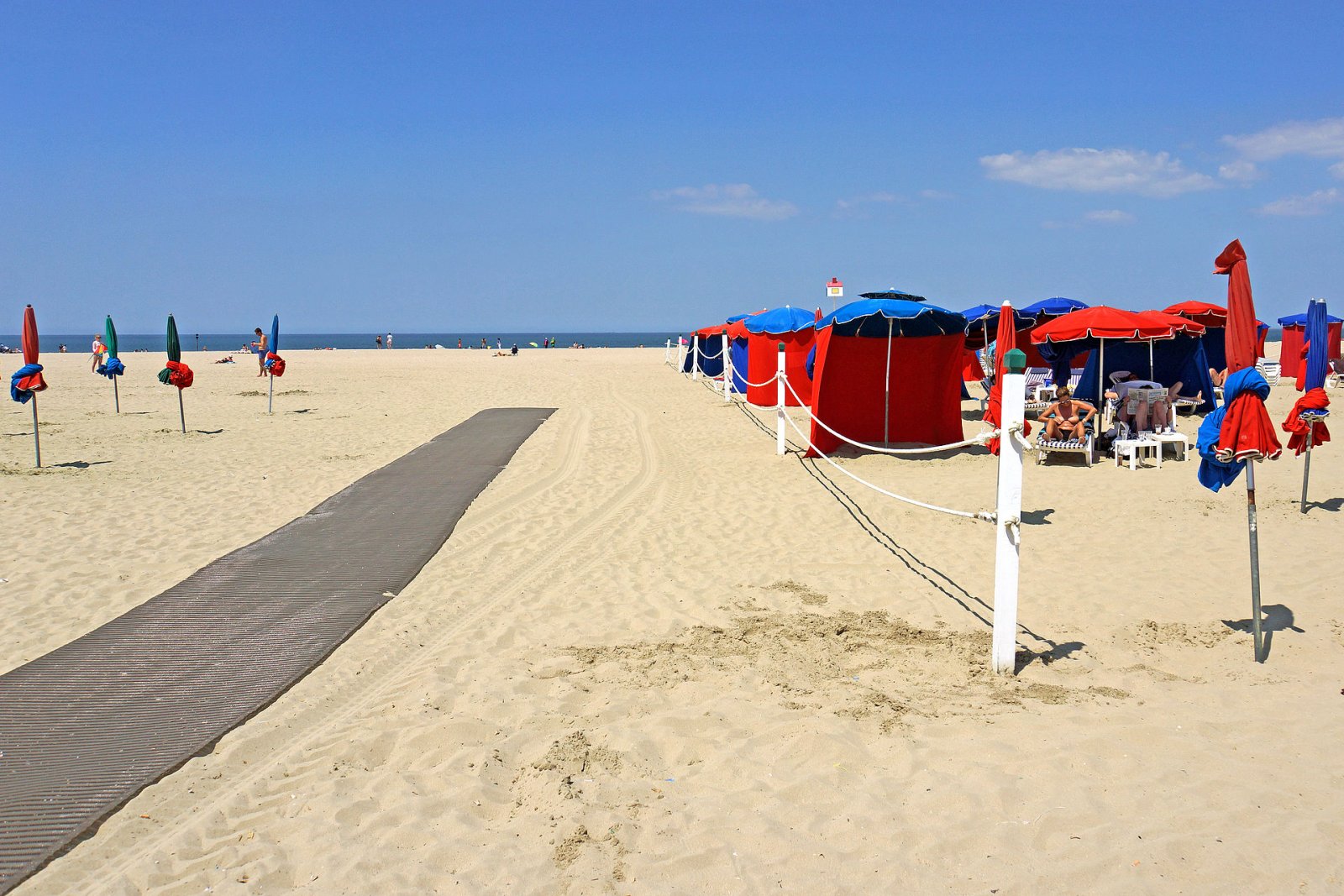 Plage de Deauville : Un coin de paradis en Normandie - Deauville | Secret World Trip Planner