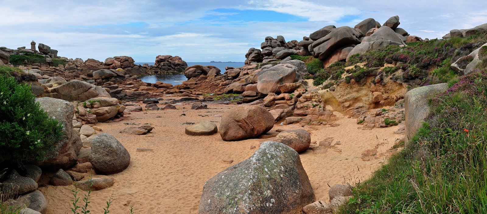 Esplorando la Côte de Granit Rose: un gioiello della Bretagne - Montolivet | Secret World Trip Planner