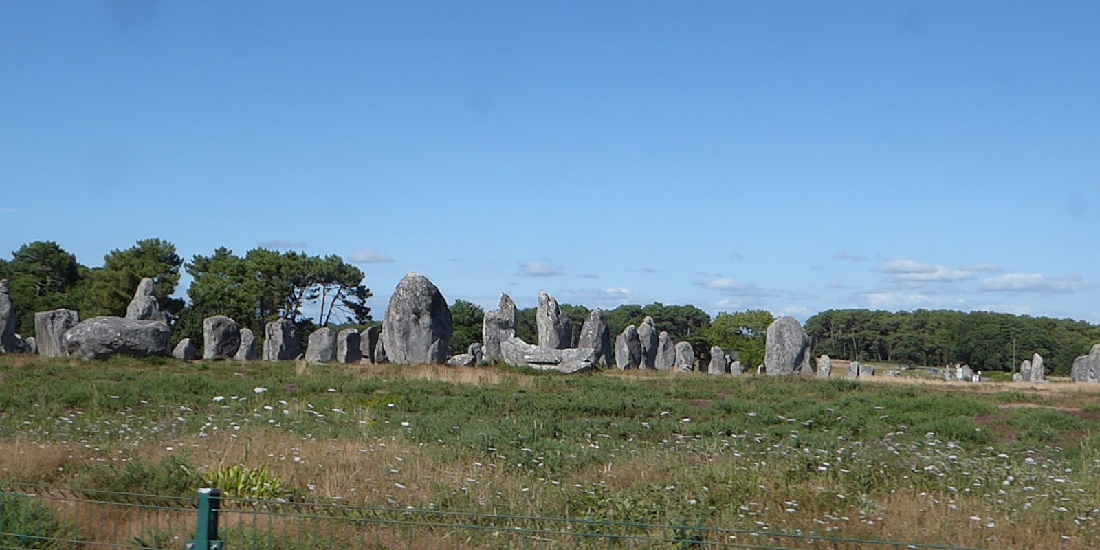 Exploration des Menhirs de Carnac : Histoire et Mystère en Bretagne - Saint-Fargeau | Secret World Trip Planner
