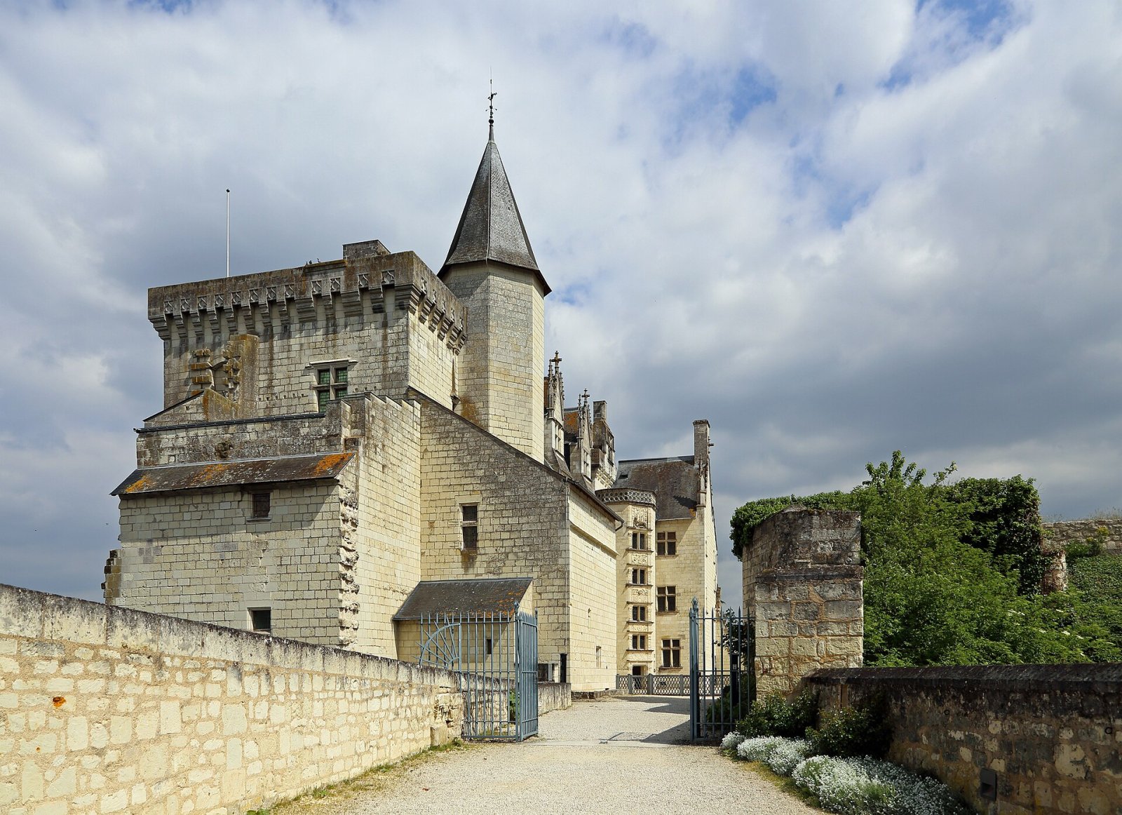 Découvrez le Charme du Château de Montsoreau dans la Vallée de la Loire - Montsoreau | Secret World Trip Planner