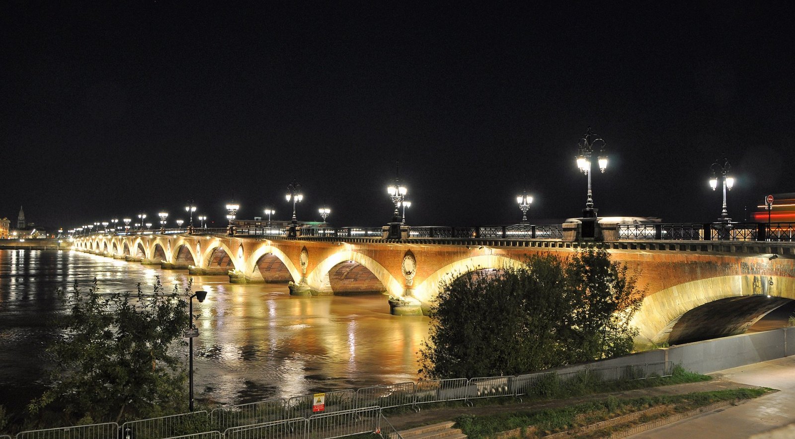 Entdecken Sie die Pont de Pierre in Bordeaux: Geschichte und Schönheit - Saint-Germain-et-Mons | Secret World Trip Planner