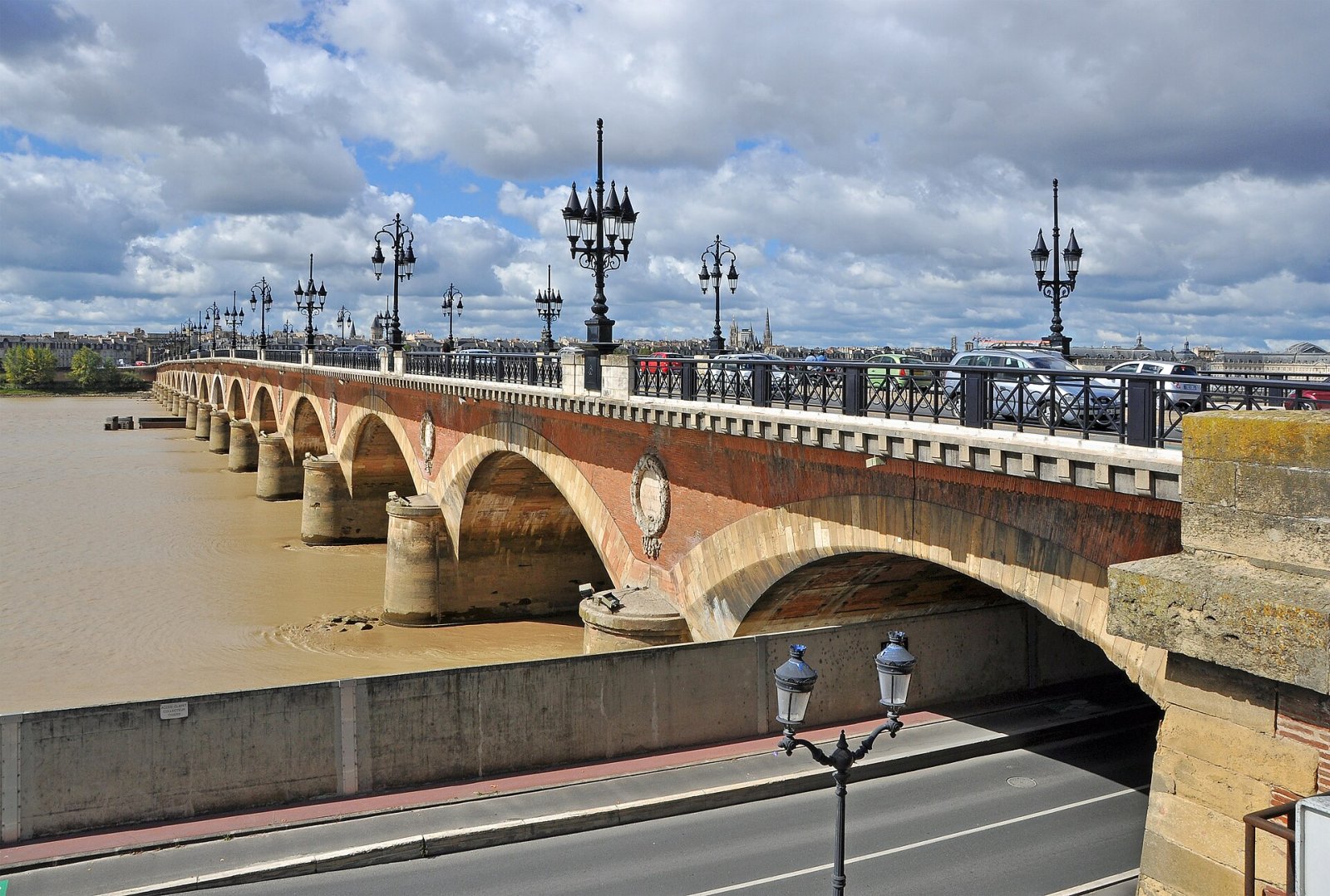 Découvrez le Pont de Pierre de Bordeaux : Histoire et Beauté - Saint-Germain-et-Mons | Secret World Trip Planner