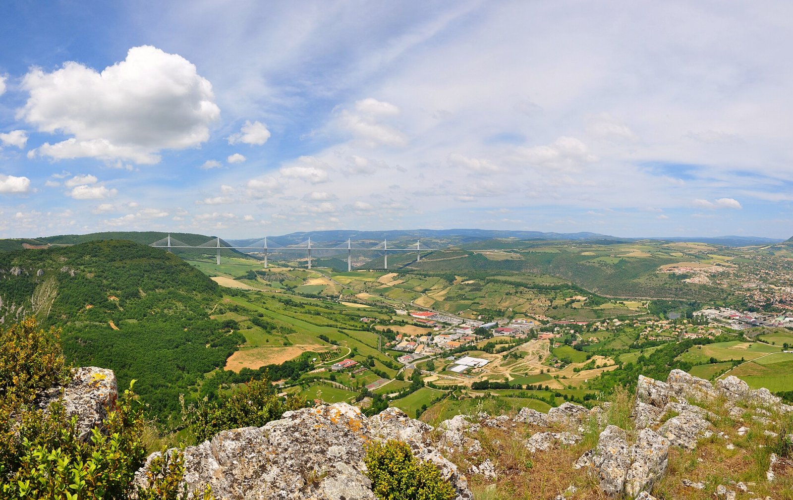 Viaducto de Millau: Una Obra Maestra de Ingeniería en Occitania - Creissels | Secret World Trip Planner
