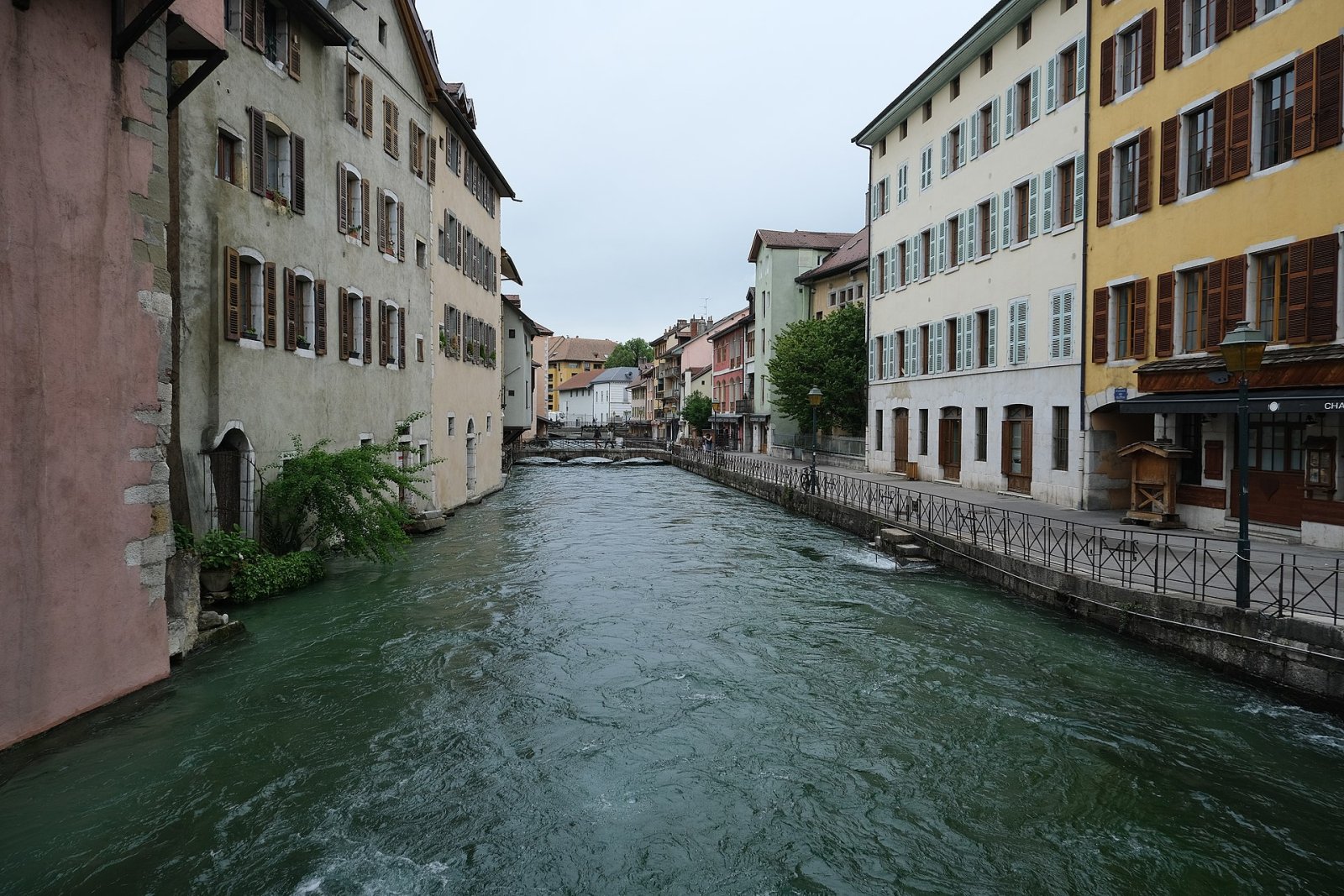 アンシーの旧市街を発見：歴史と隠れた美 - Annecy | Secret World Trip Planner