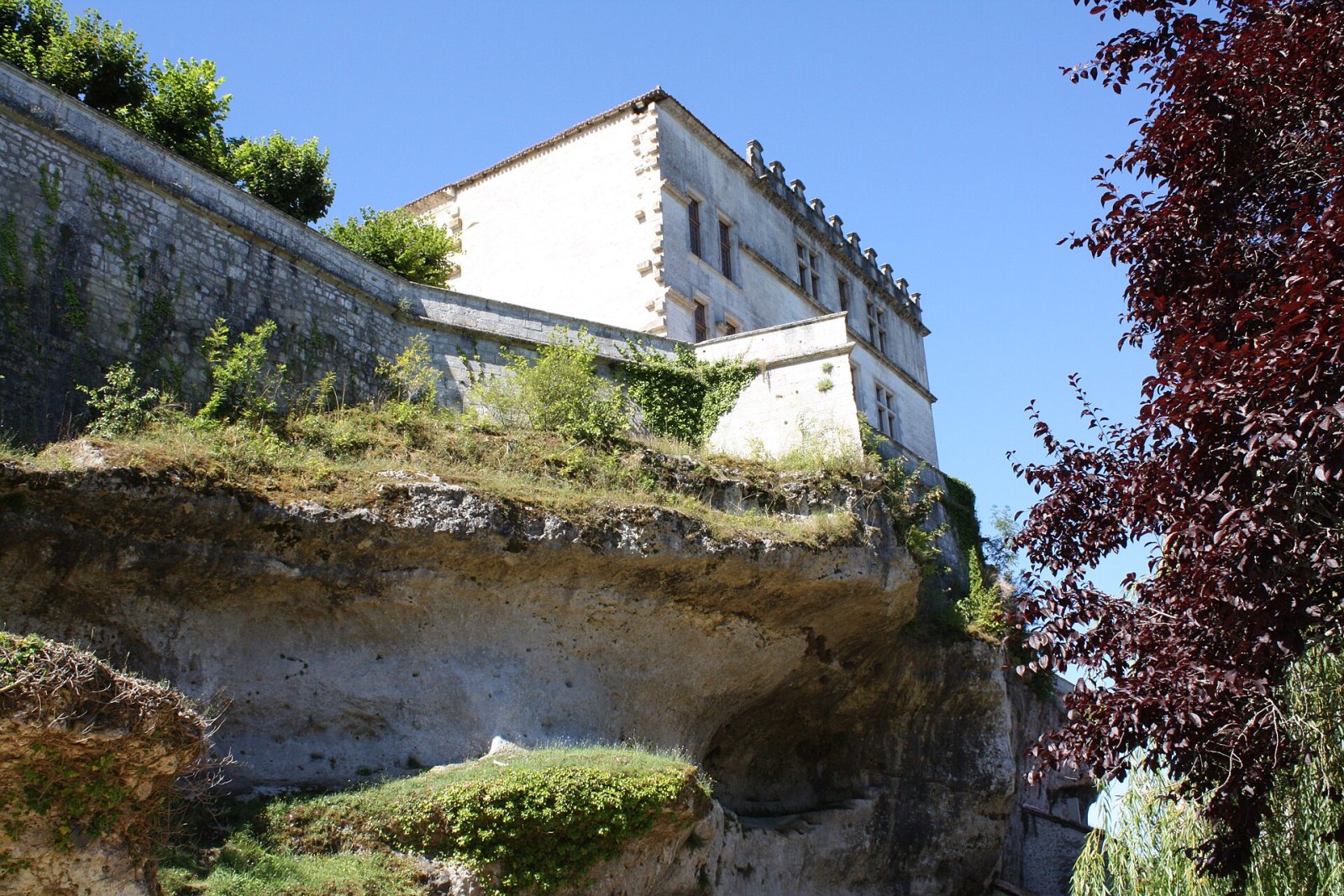 Discover the Charm of Château de Bourdeilles in France - Bourdeilles | Secret World Trip Planner