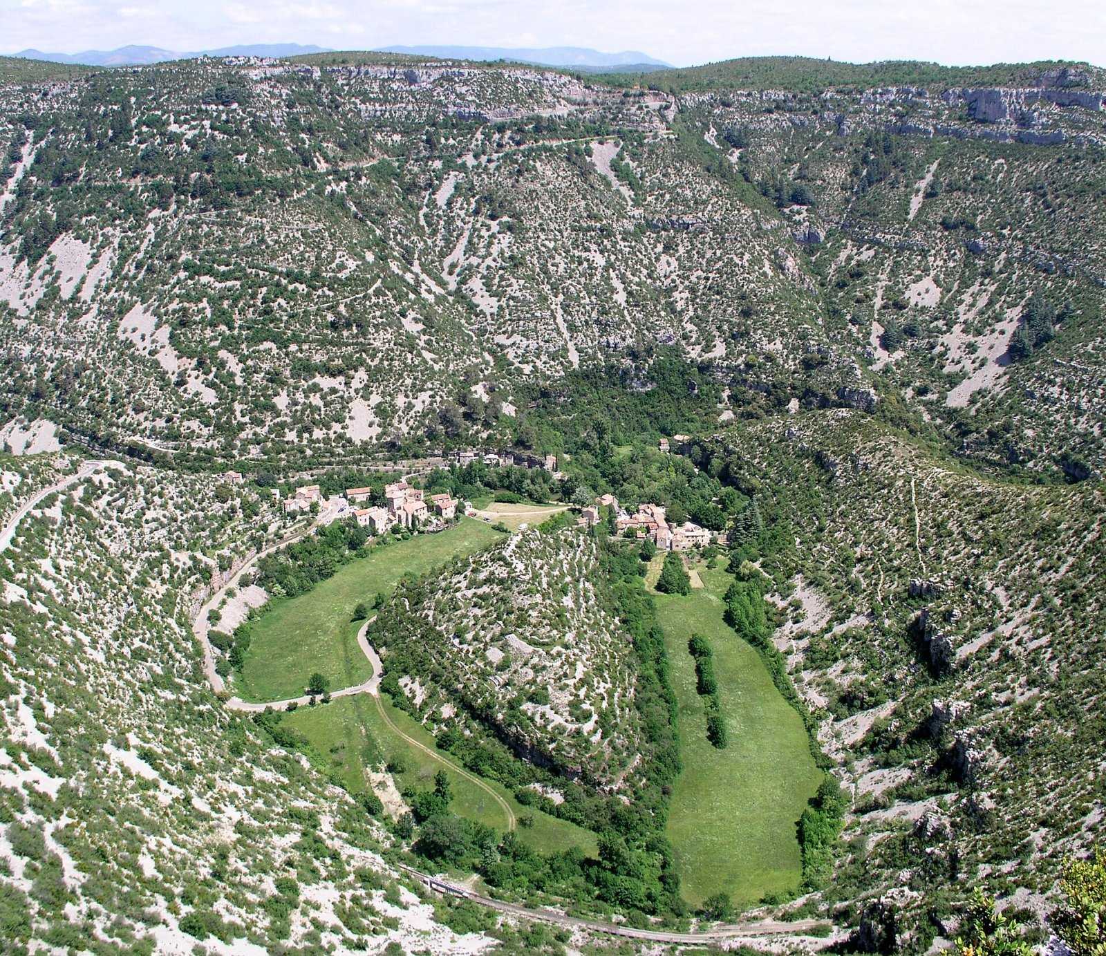 Scoprire il Cirque de Navacelles: un gioiello naturale in Francia - Saint-Maurice-Navacelles | Secret World Trip Planner