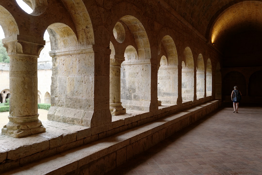 Descubre la Abbaye de Lagrasse: una joya cultural en Occitania - Lagrasse | Secret World Trip Planner