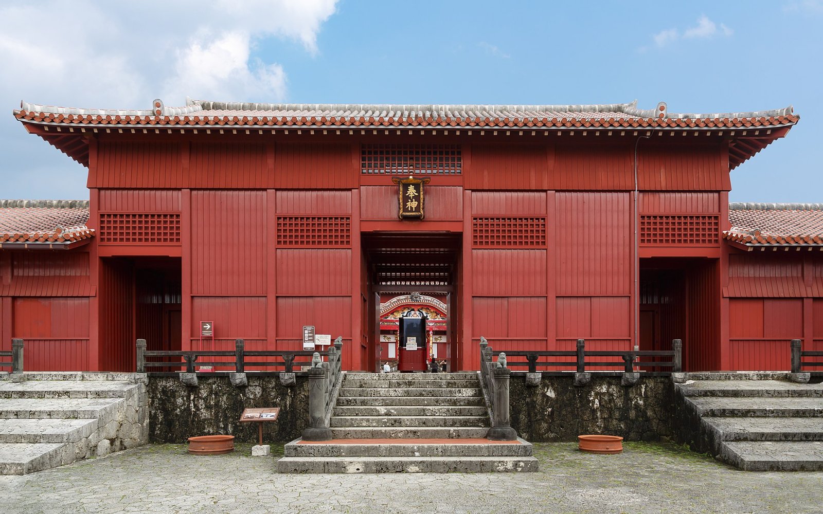 Château de Shuri : Un Voyage dans l'Histoire d'Okinawa - Naha | Secret World Trip Planner