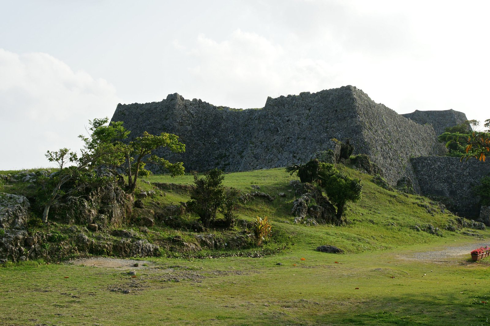 Explorando el Castillo de Nakagusuku: Un Tesoro de Okinawa - Nakagusuku | Secret World Trip Planner