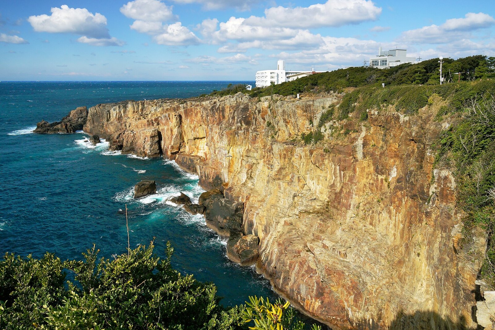Découvrez les majestueuses falaises de Sandanbeki à Shirahama - Shirahama | Secret World Trip Planner