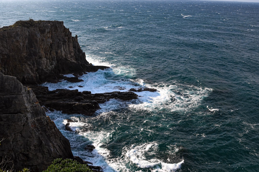 Descubre los Majestuosos Acantilados de Sandanbeki en Shirahama - Shirahama | Secret World Trip Planner