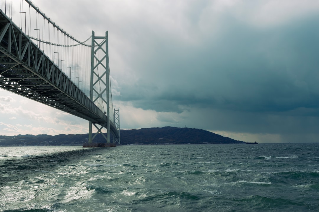 Entdecken Sie die Akashi-Kaikyo-Brücke: Ein Meisterwerk der Ingenieurskunst in Kobe - Awaji | Secret World Trip Planner