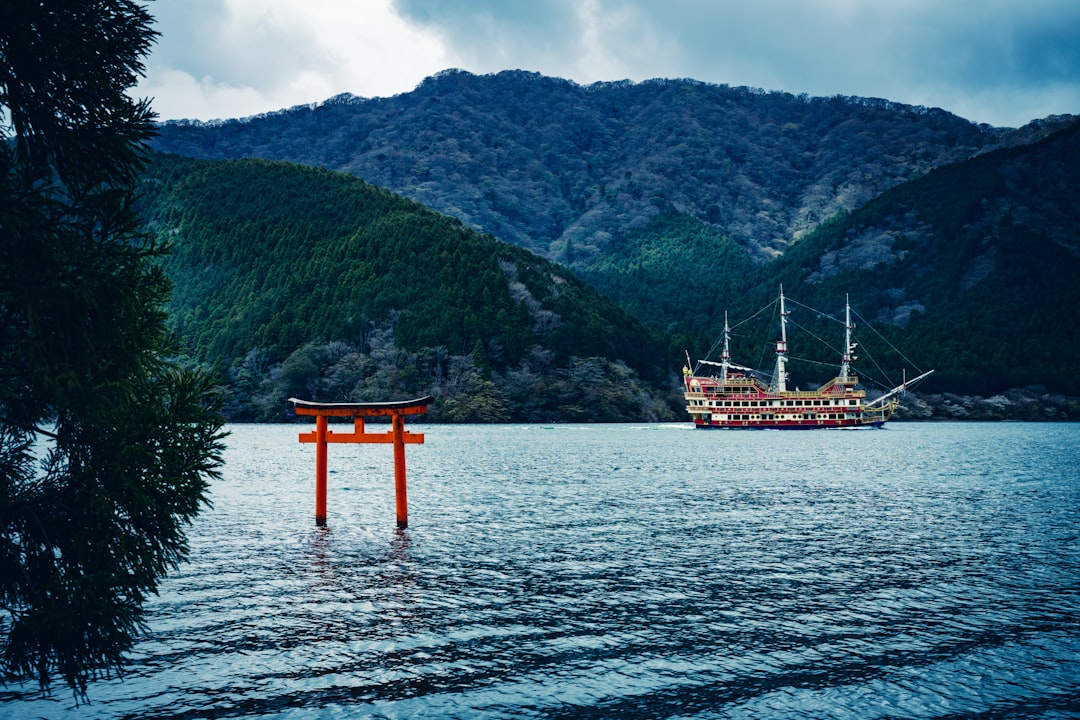 Scopri il Lago Ashi: un gioiello naturale nel cuore del Giappone - Hakone | Secret World Trip Planner