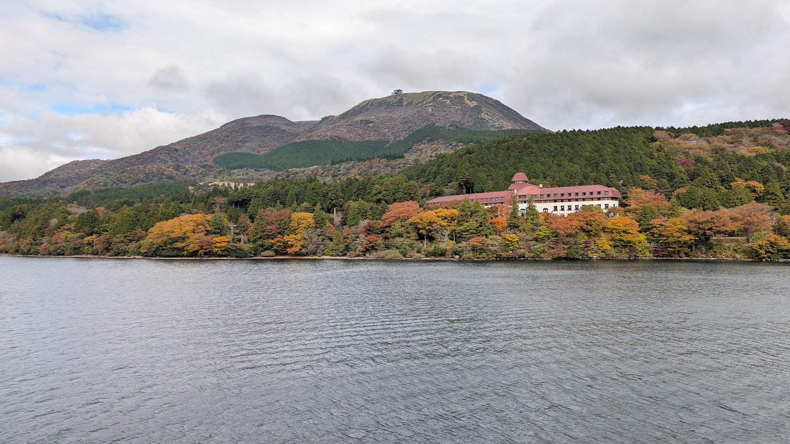 Scopri il Lago Ashi: un gioiello naturale nel cuore del Giappone - Hakone | Secret World Trip Planner