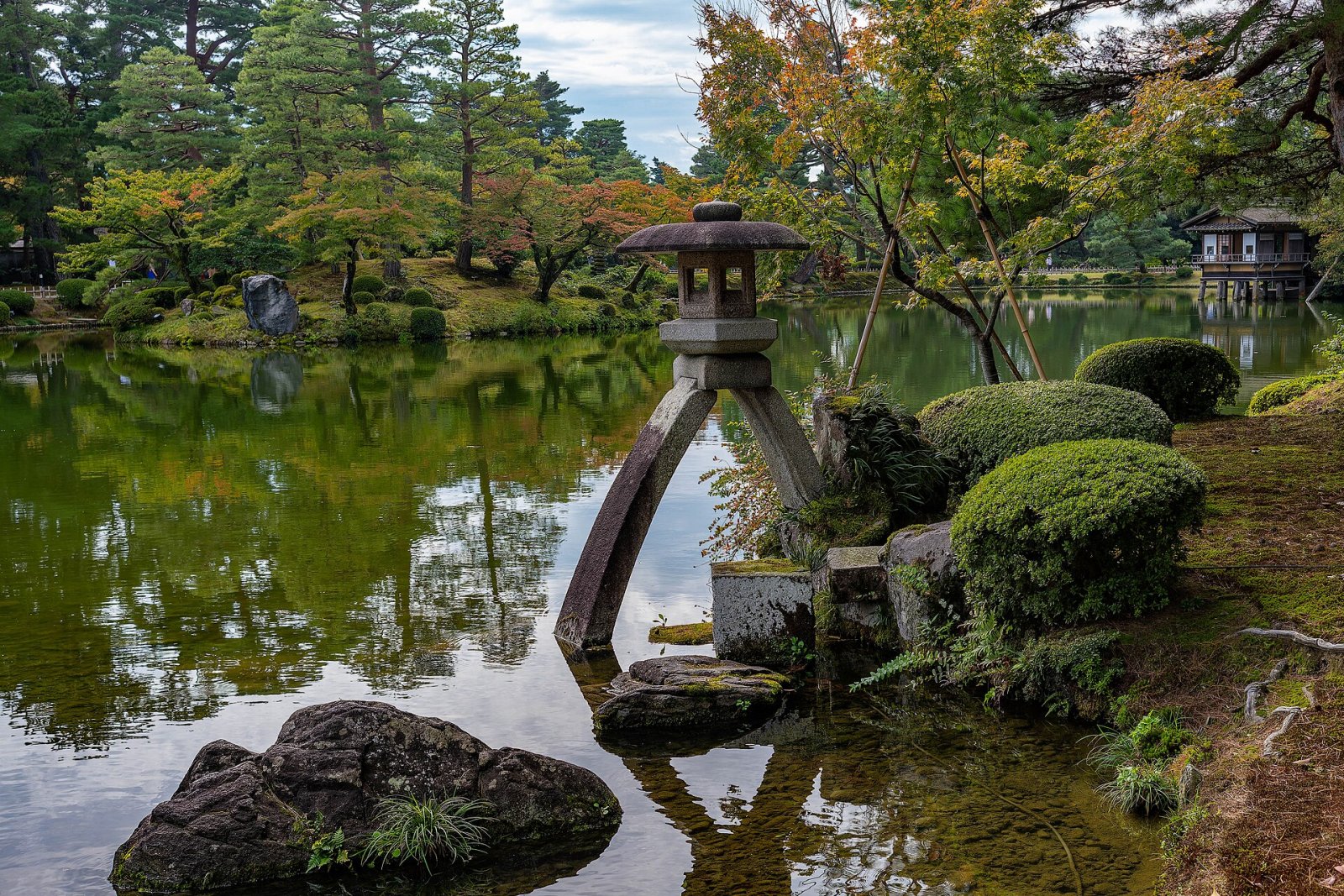 Entdecken Sie den Kenroku-en Garten: Ein Naturparadies in Kanazawa - Kanazawa | Secret World Trip Planner